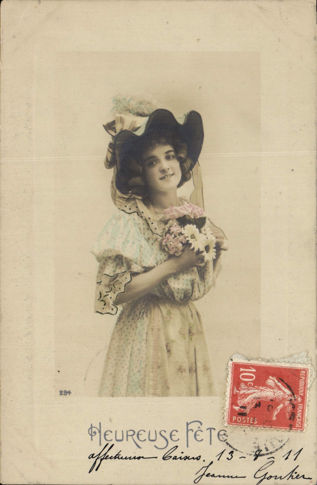 Frau mit geschmücktem Hut — Frohe Feier — Goukier, n°294