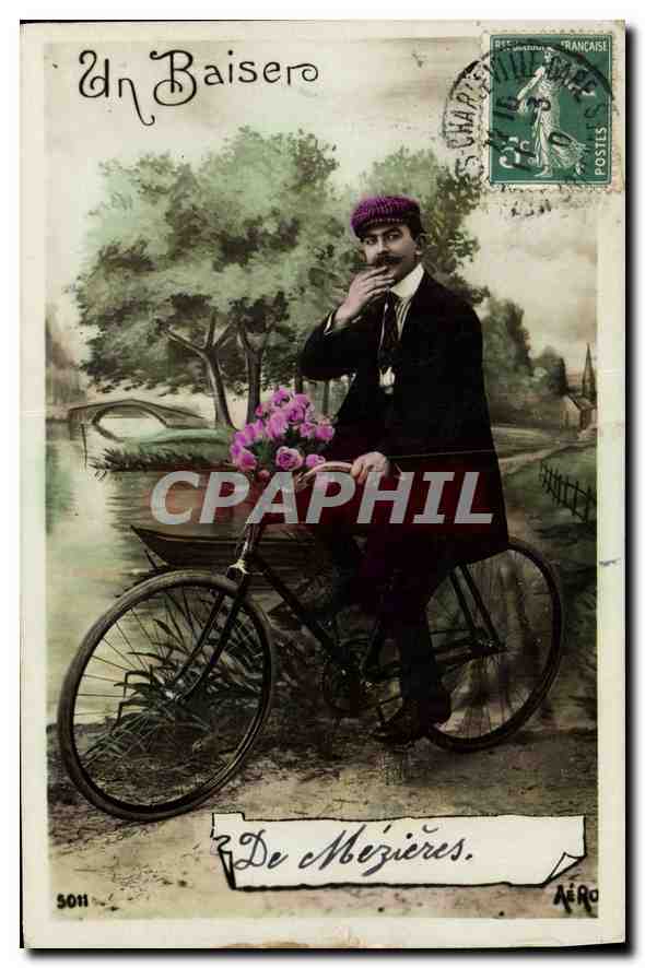 CPA Un Baiser Homme Mezieres Velo cycle