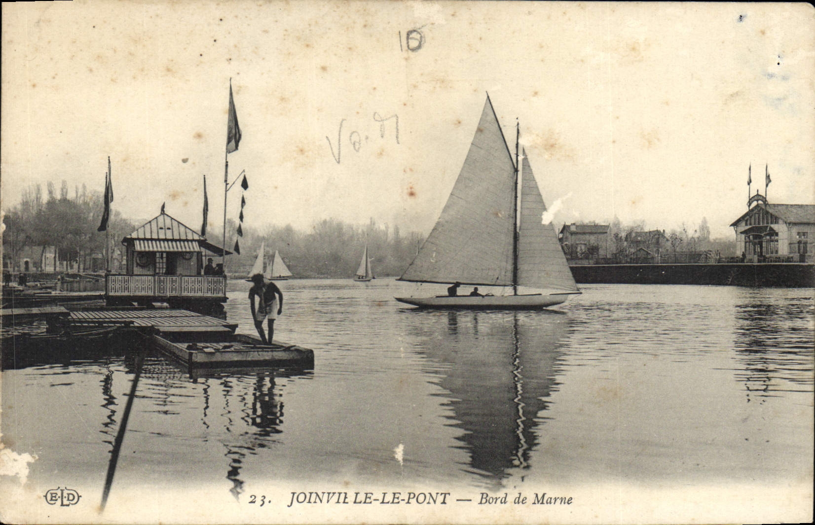 CPA Joinville le Pont Bord de Marne Bateau