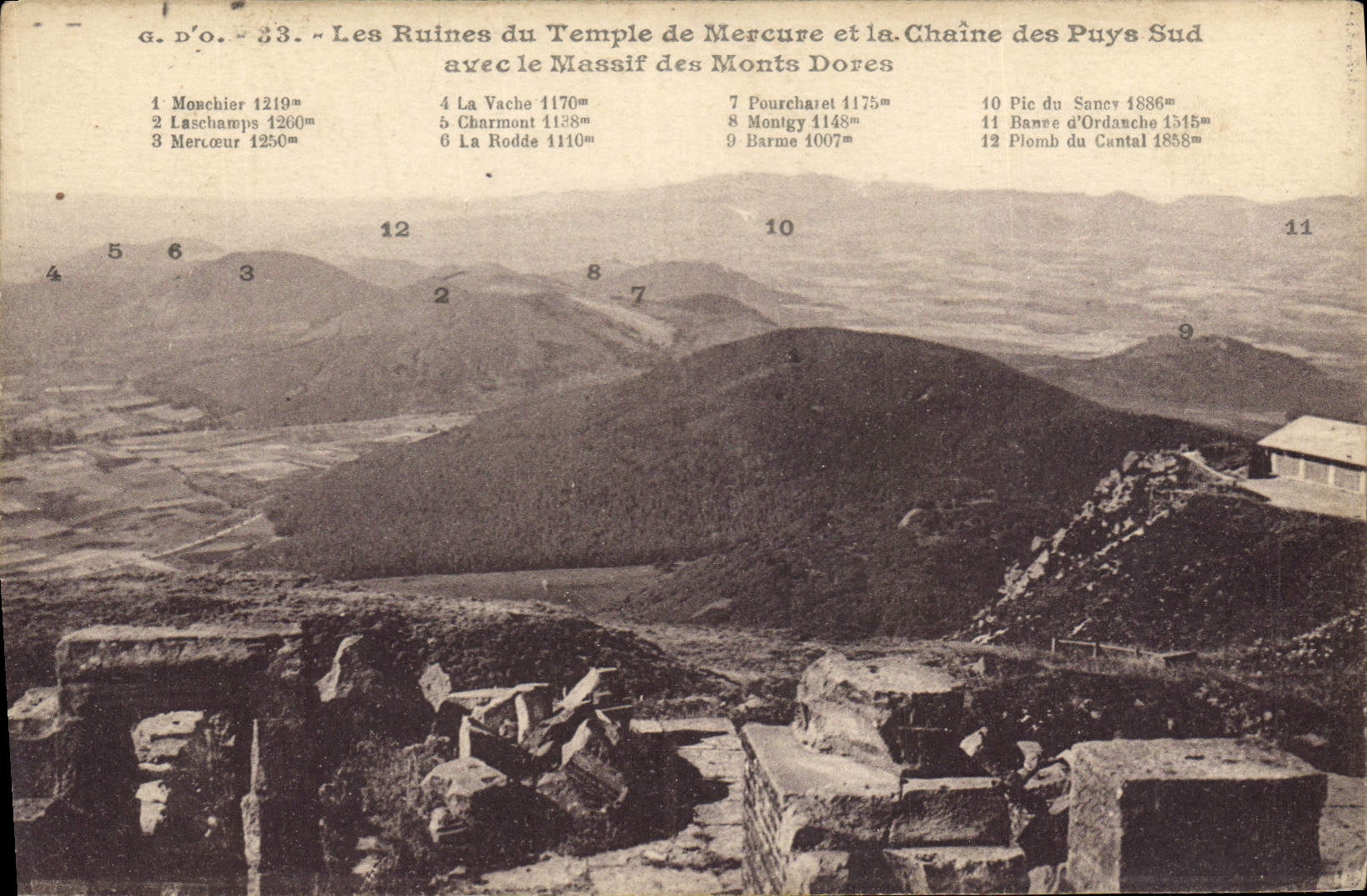 CPA Les Ruines du Temple de Mercure et la Chaine des Puys Sud avec le Massif des Monts Dores 