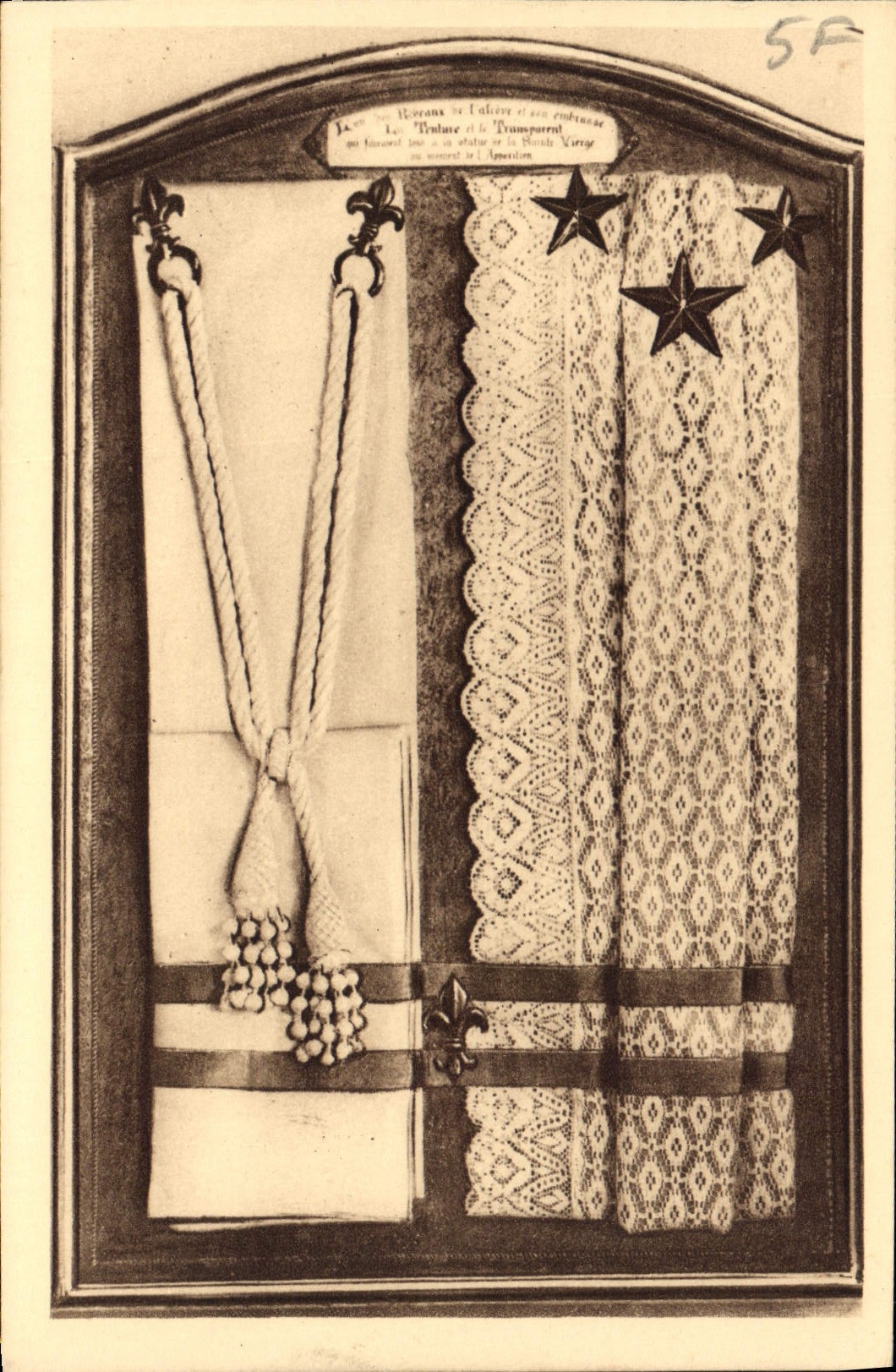 Aux Buissonnets — Chambre Oratoire — Rideaux et tenture de la statue de la Vierge
