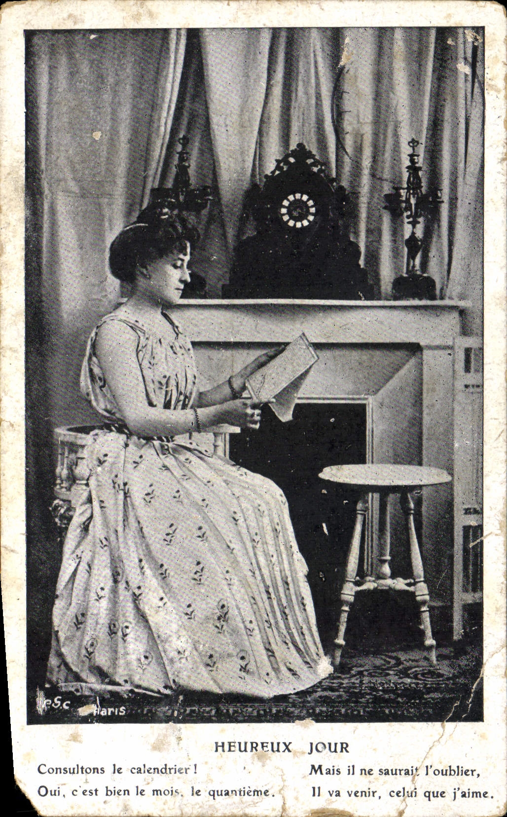 CPA Heureux Jour Consultons le calendier Mail il ne saurait l'oublier Femme 