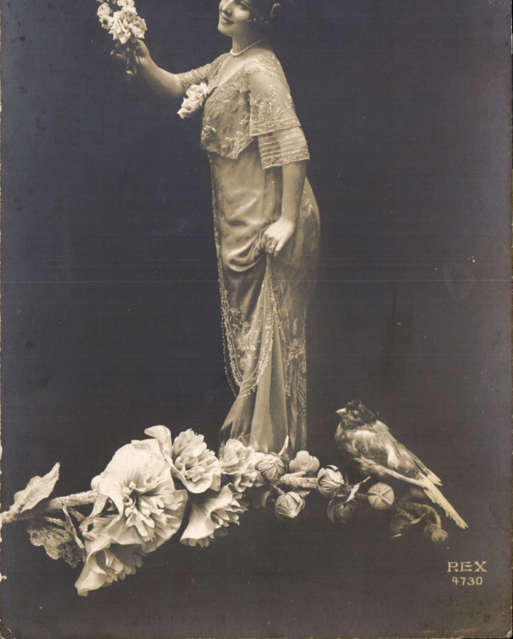 Femme en robe ornée — avec oiseau et fleurs — REX 4730
