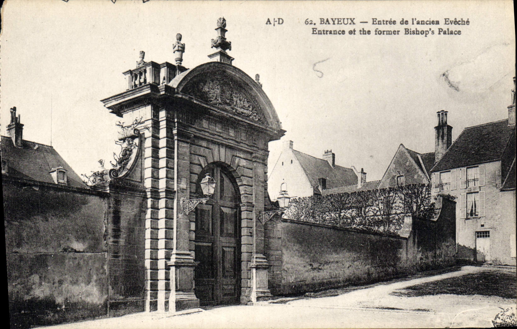 CPA Bayeux Entree de l'ancien Eveche 