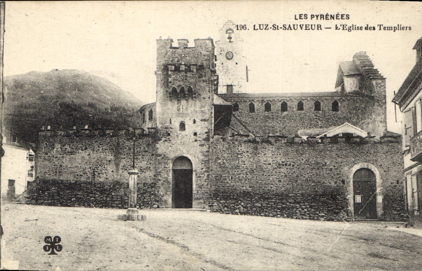 Luz-Saint-Sauveur — L'Église des Templiers — Les Pyrénées