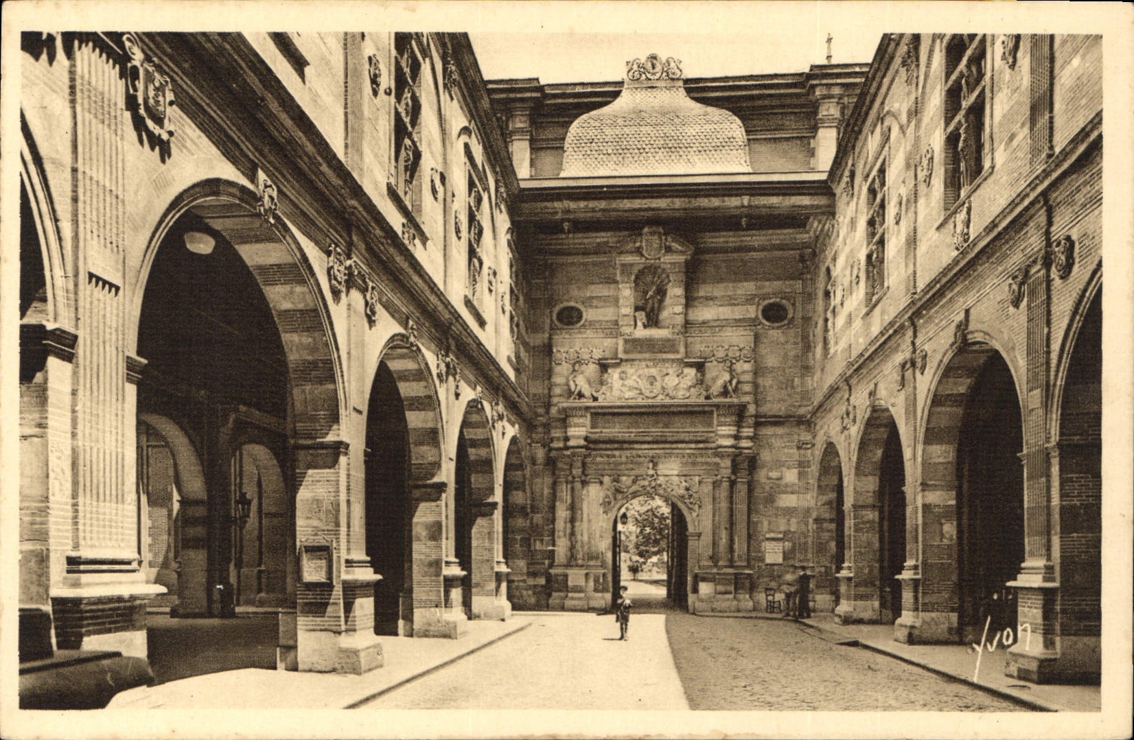 Toulouse (Hte-Garonne) — Le Capitole, Cour Henri IV — Éditions d'Art Yvon