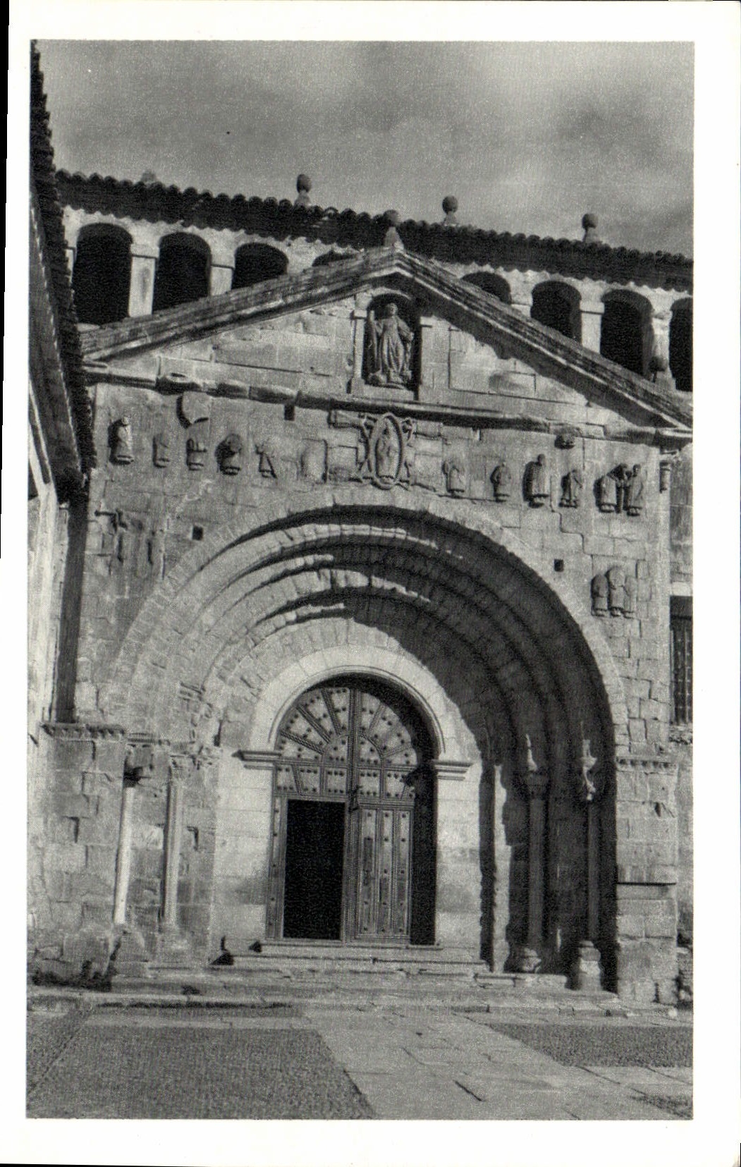 CPA Santillana der Mar Real e Insigne Colegiata detaile de la Fachada 