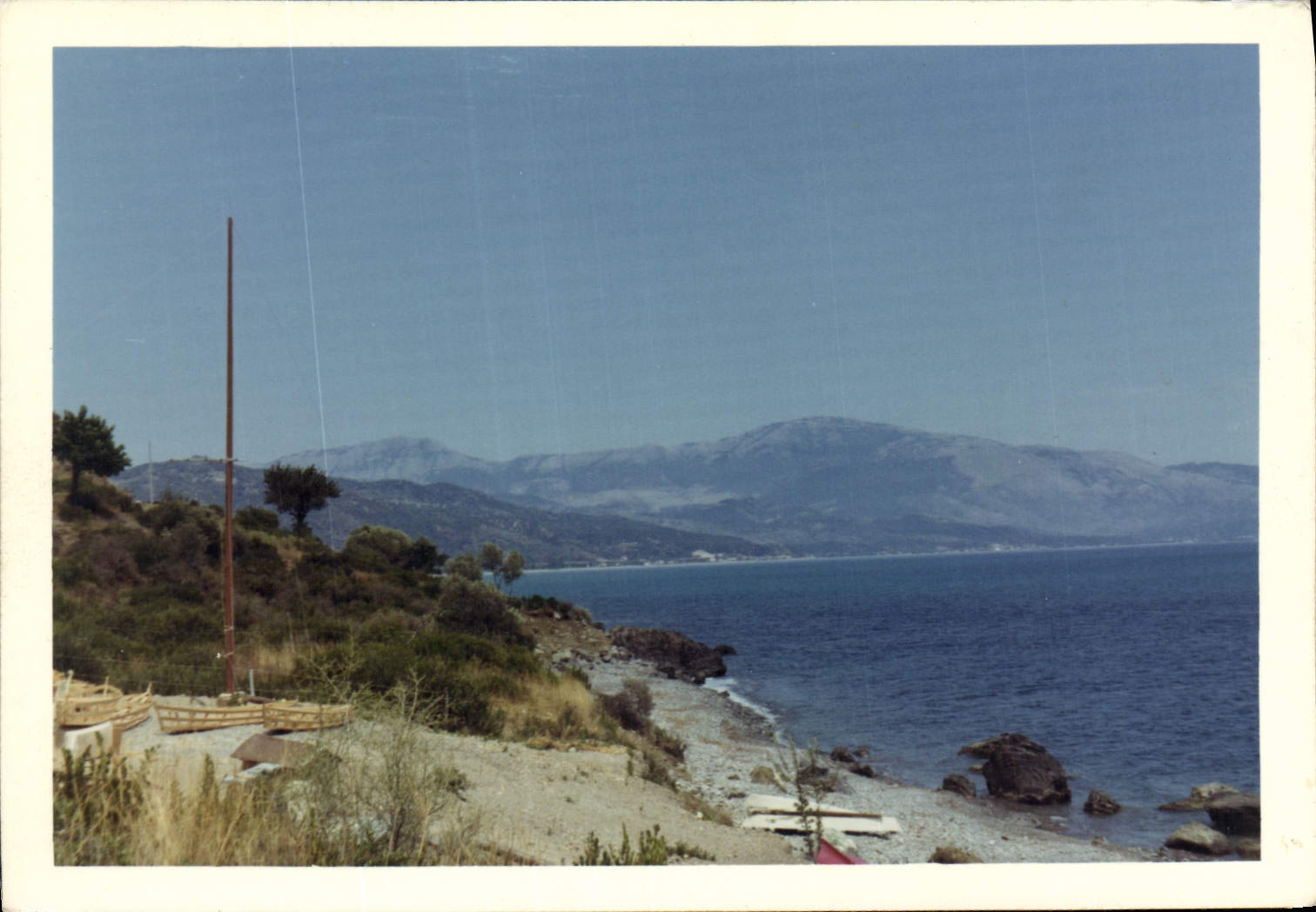 Vue de la côte avec montagnes en arrière-plan — CPAPHIL