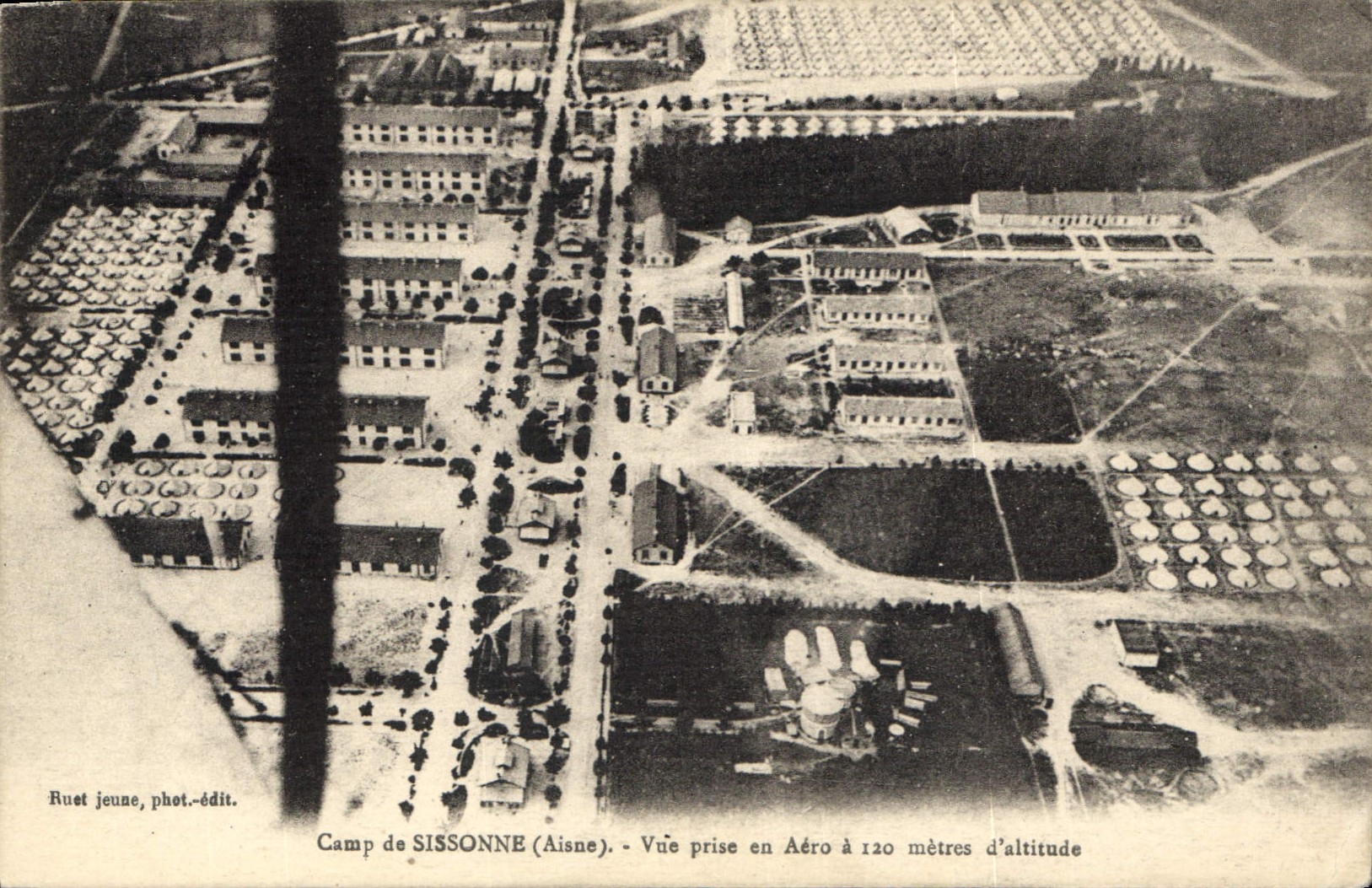 Camp de Sissonne (Aisne) — Vue aérienne prise à 120 mètres d'altitude — Ruët Jeune, phot.-édit.