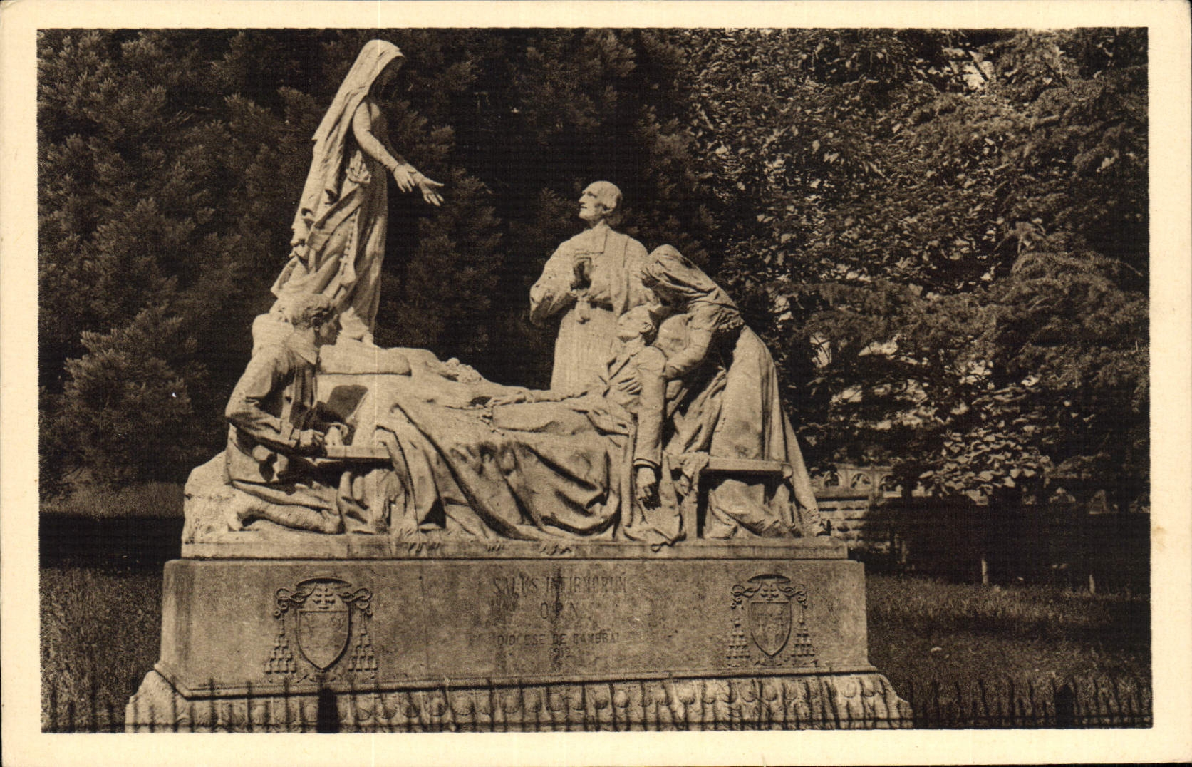 CPA Lourdes le Monument de Cambral 