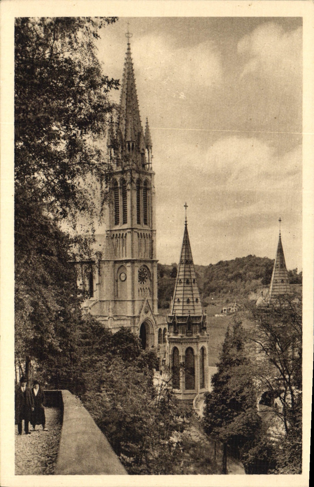 CPA Lourdes la Basilique vue du Sentier du Calvaire 