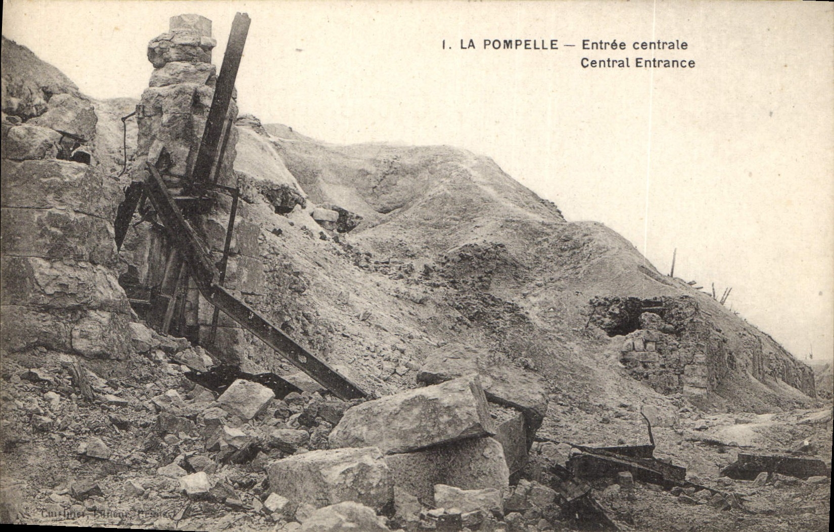 La Pompeelle — Entrée centrale — Caminlet, Bâtisseur, Pérouse