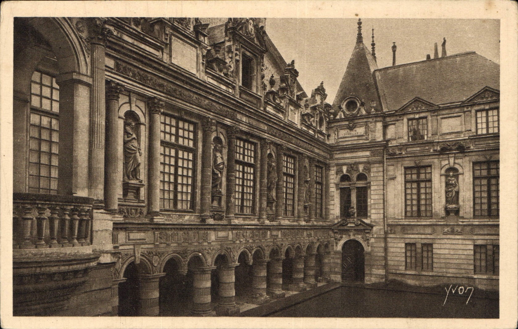 La Rochelle — Cour intérieure de l'Hôtel de Ville — Édition d'Art YVON, Paris