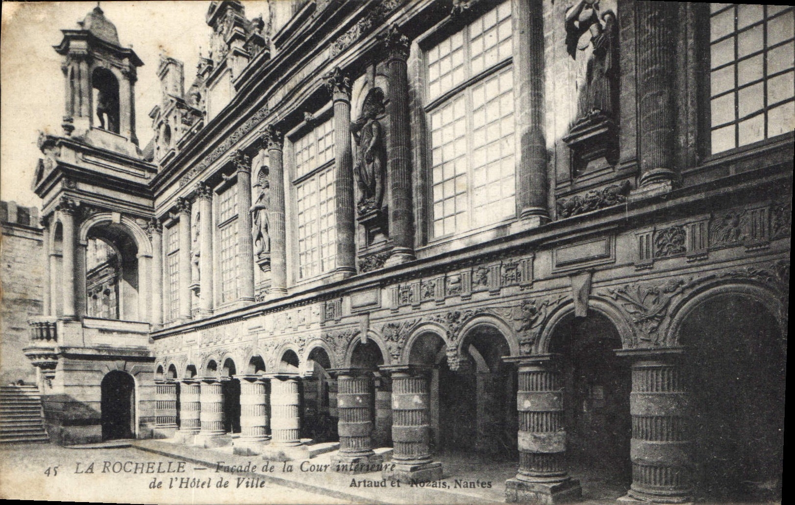 CPA La Rochelle Facade de la Cour Interieur de l'Hotel de Ville 