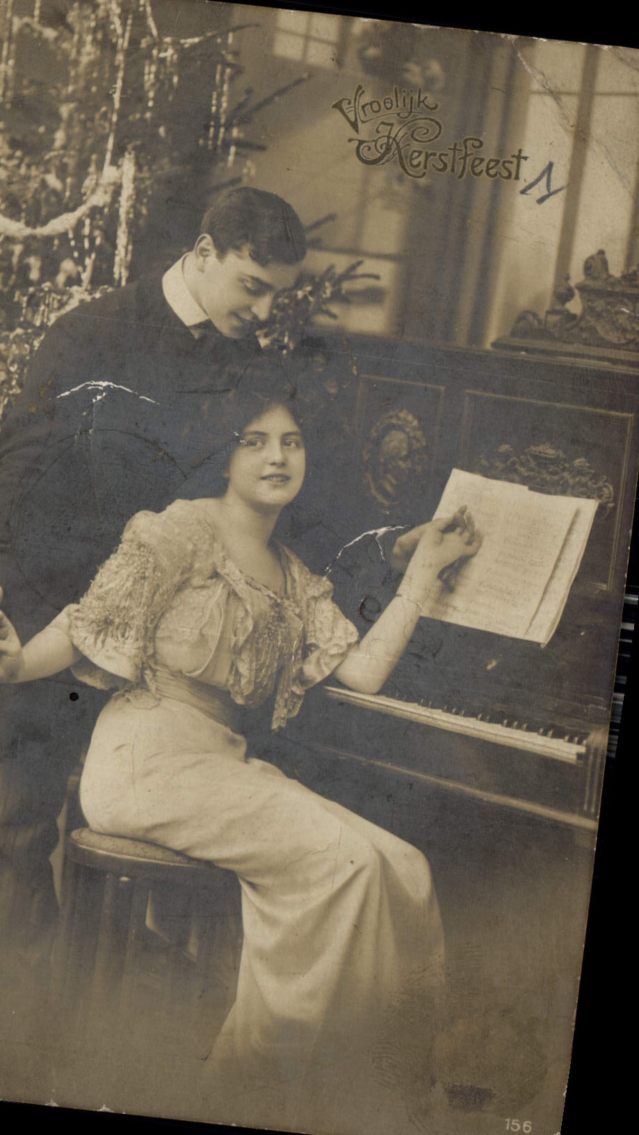 CPA femme Piano