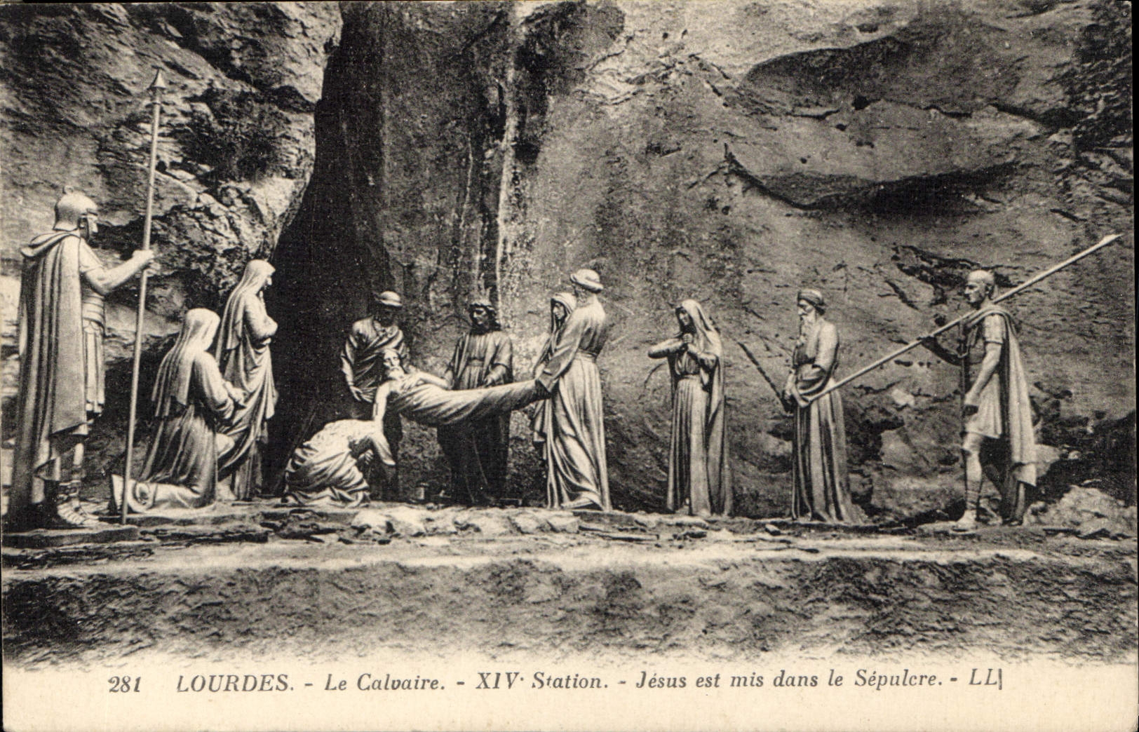 CPA Lourdes le Calvaire XIV station Jesus est mis dans le Sepulere 