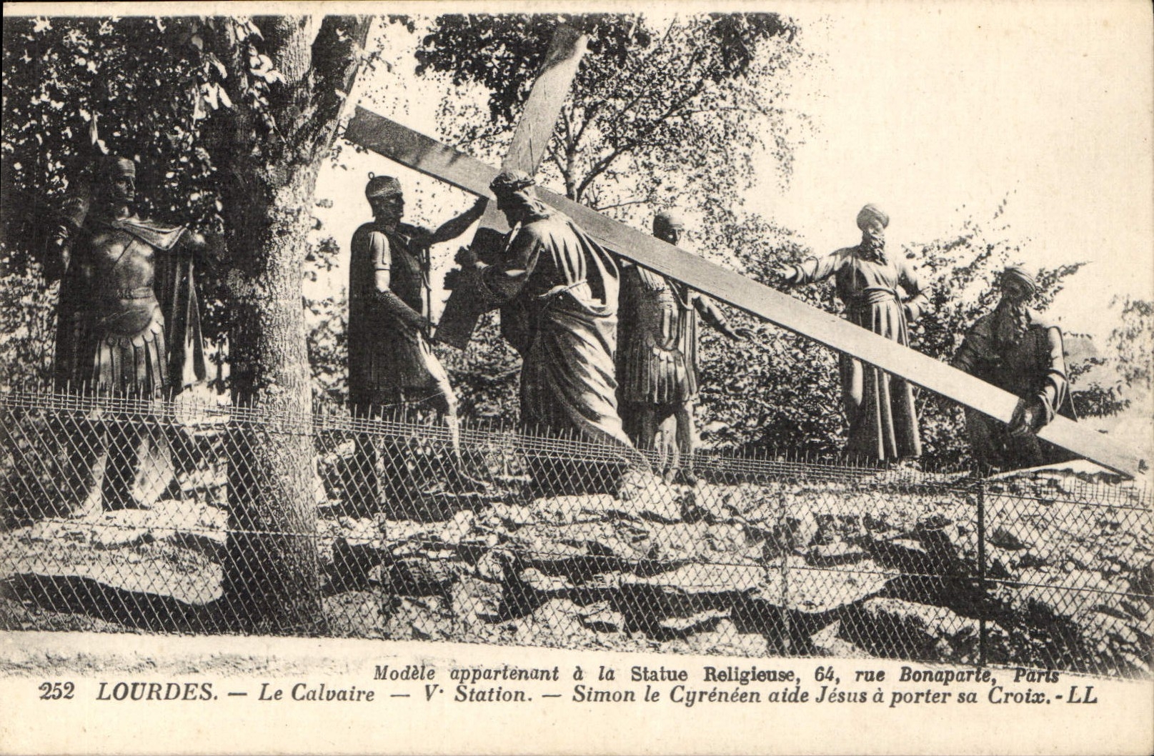 CPA Lourdes le Calvaire V Station Simon le Cyreneen aide Jesus a Porter sa Croix 
