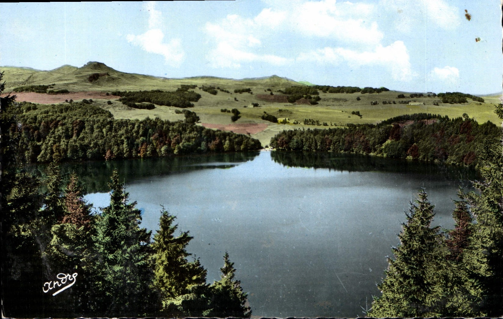 CPA Les Belles Provinces Francaises l'Auvergne Environs de Besse le Lac Pavin 