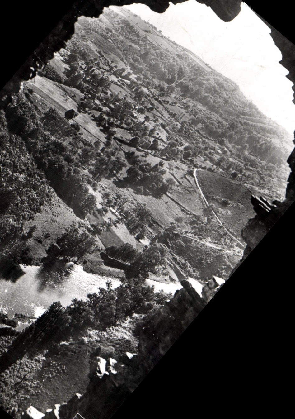 La vallée pittoresque de la Sioule — Regard sur la vallée par une brèche des murs en ruines du château-Roche — Blot-l'Église, Puy-de-Dôme