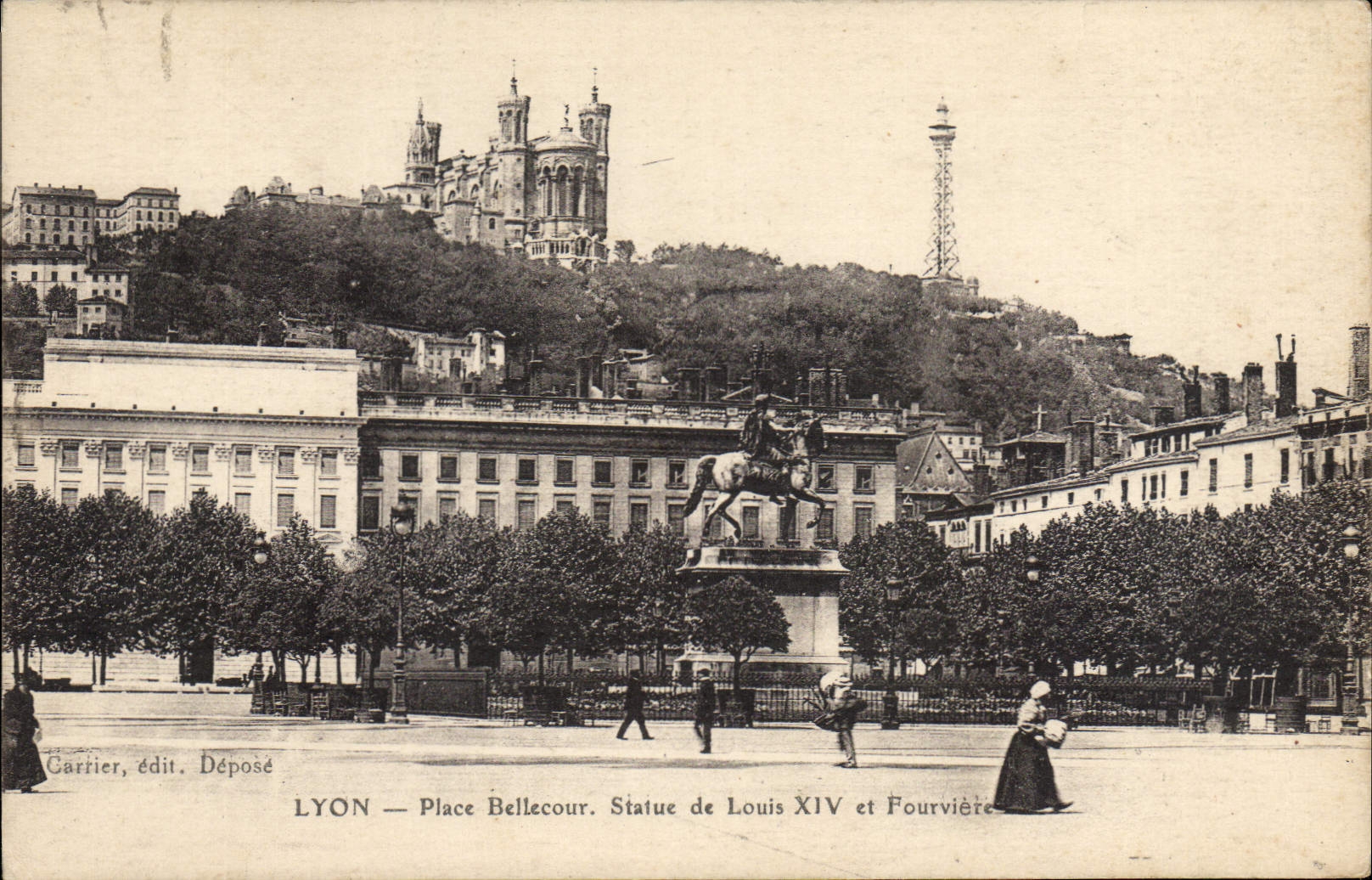 CPA Lyon Place Bellecour Statue de Louis XIV et Fourviere 