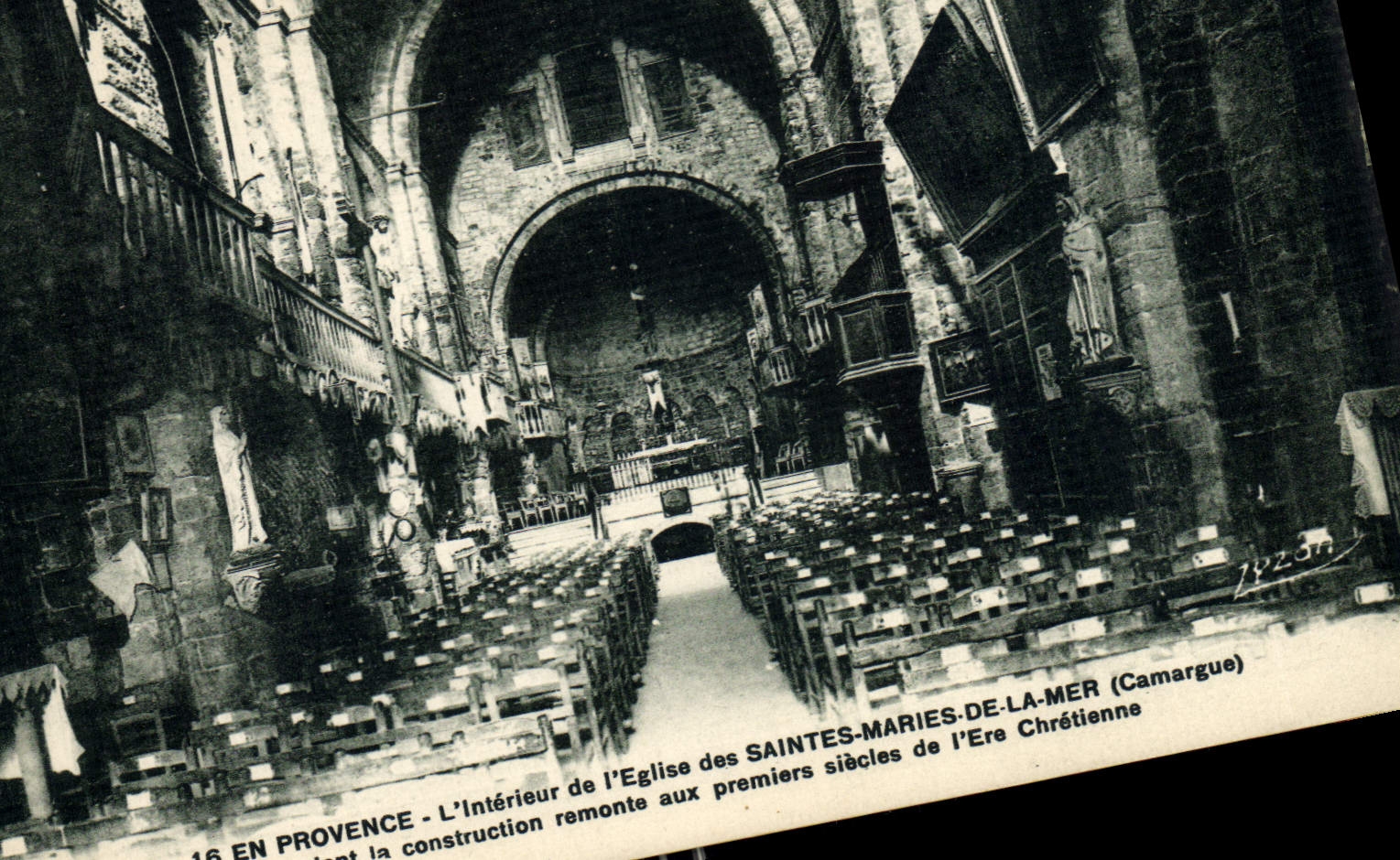 Intérieur de l'Église des Saintes-Maries-de-la-Mer — Camargue — Éditeur R. Gourjon, Marseille