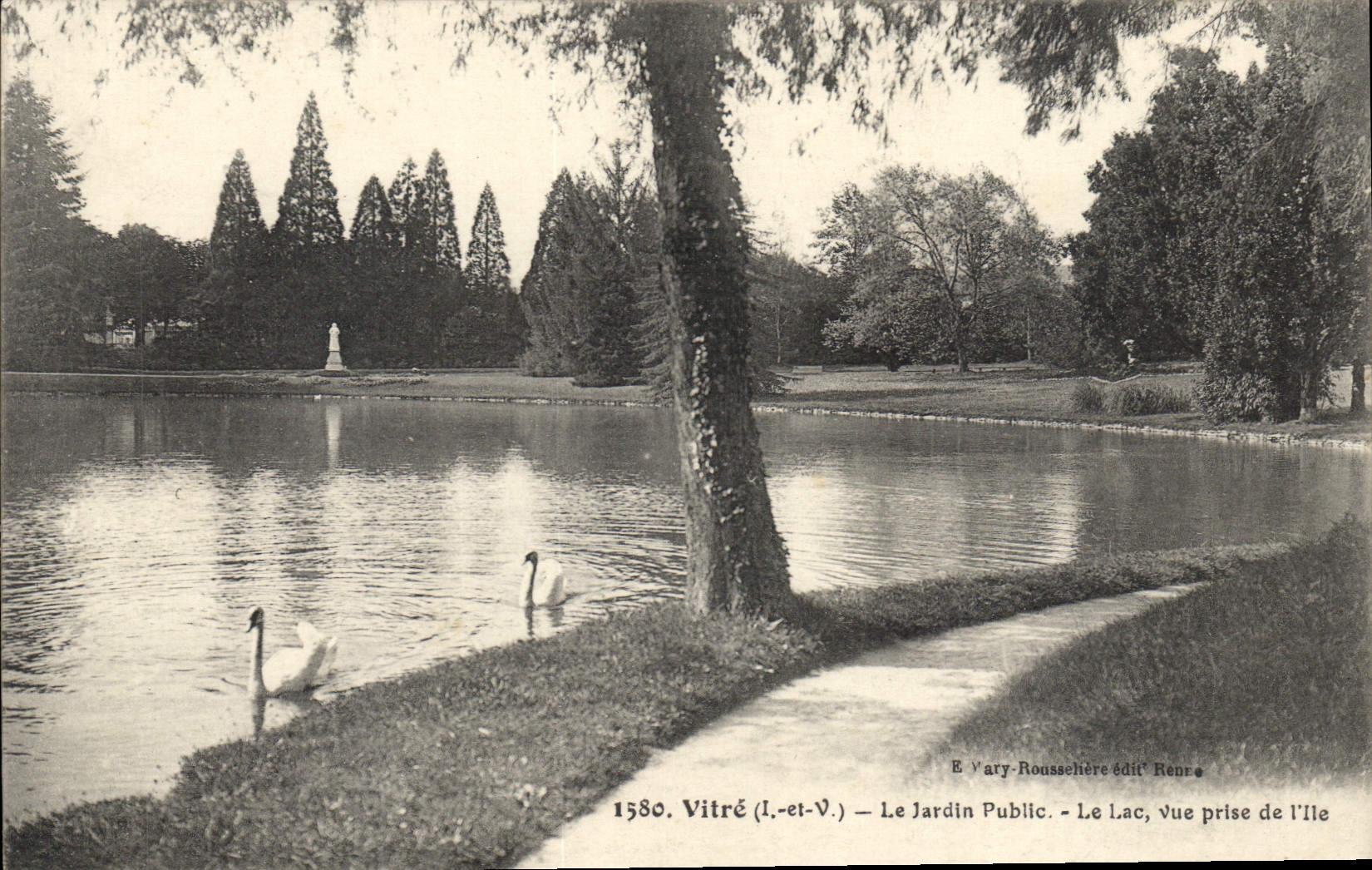 Vitré (Il.-et-V.) — Le Jardin Public. Le Lac, vue prise de l'Île — E. Vary-Roussehère édit. Renne