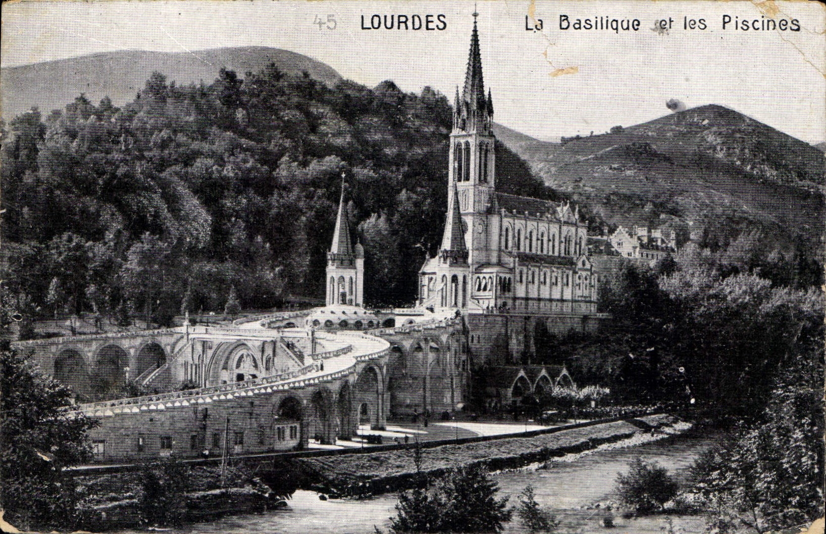 CPA Lourdes la Basilique et les Piscines 