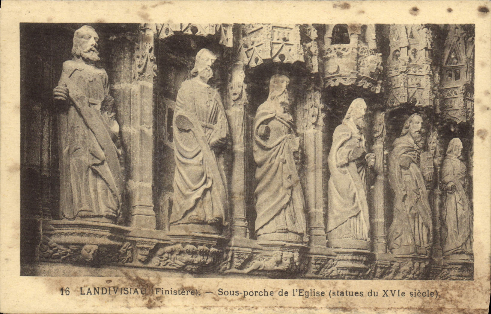 CPA Landivisiau Finistere sous Porche de l'Eglise Statues du XVI Siecle 