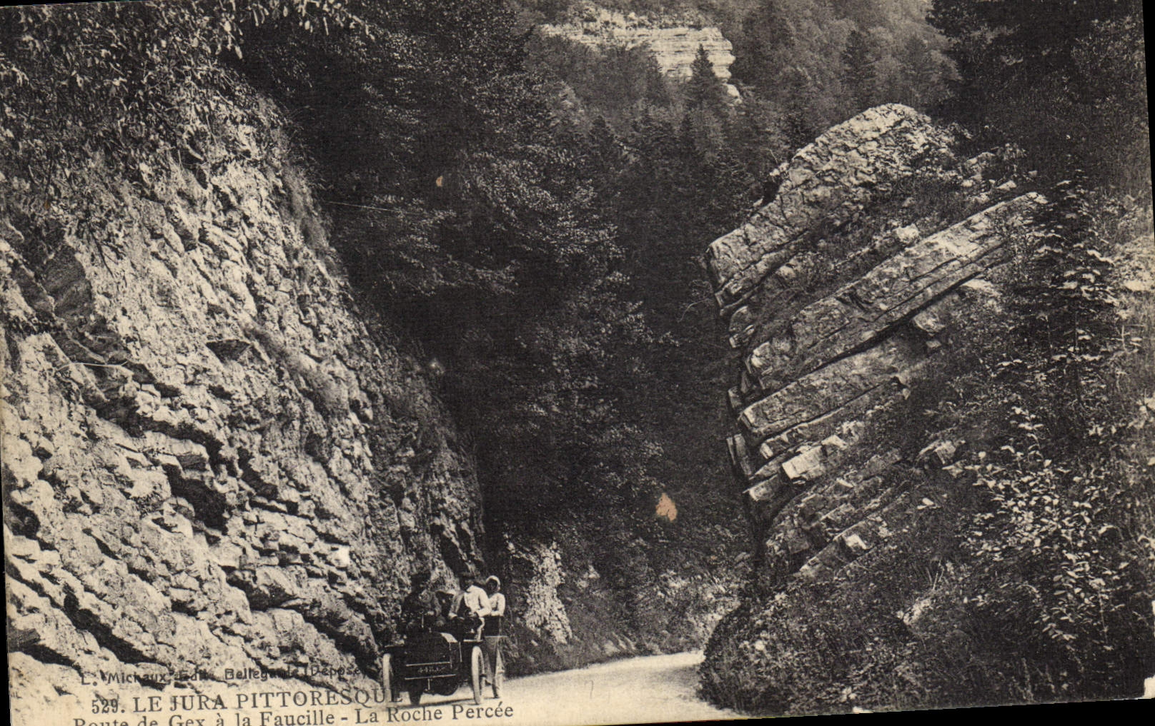 CPA Le Jura Pittoresque Route de Gex a la Faucille la Roche Percee Automobile