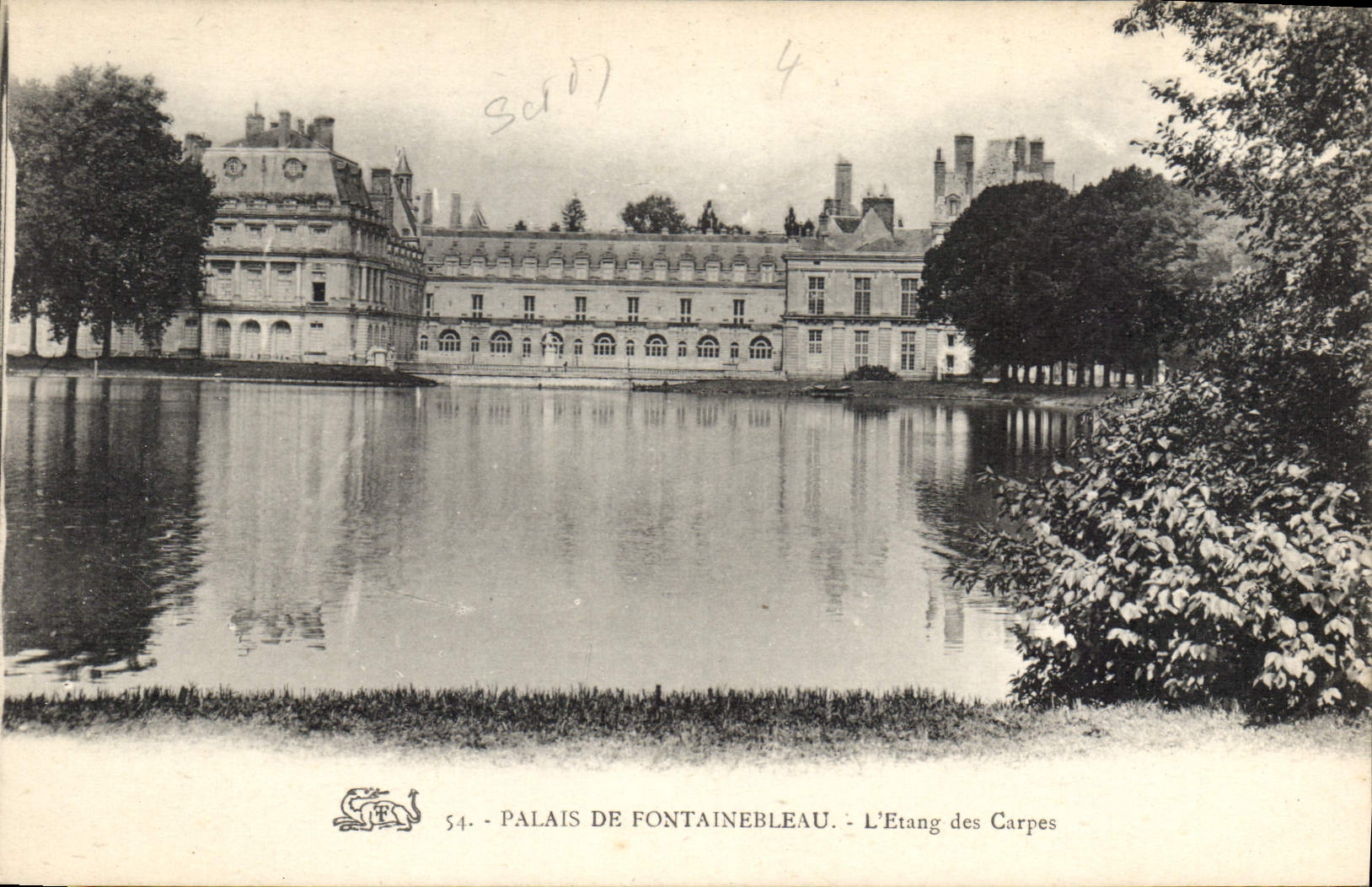 Palacio de Fontainebleau — L'Étang des Carpes — editor CPAPHIL, n° 54