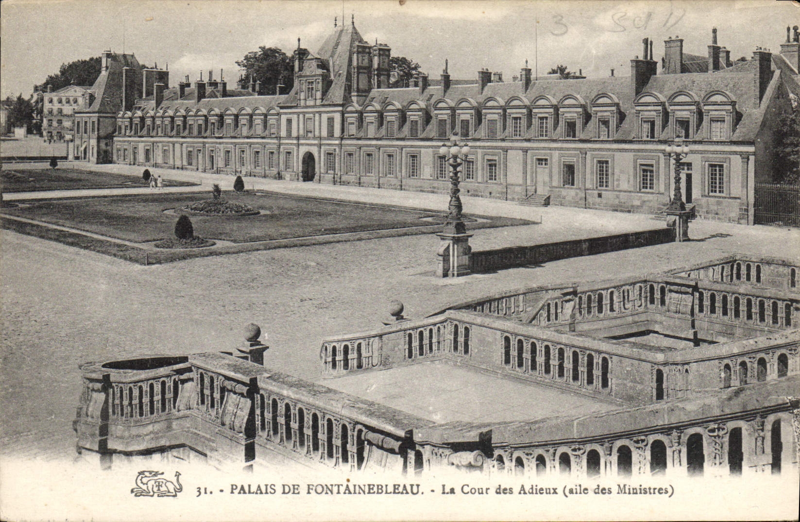Palais de Fontainebleau — La Cour des Adieux (aile des Ministres) — éditeur non identifié, n° de série 31