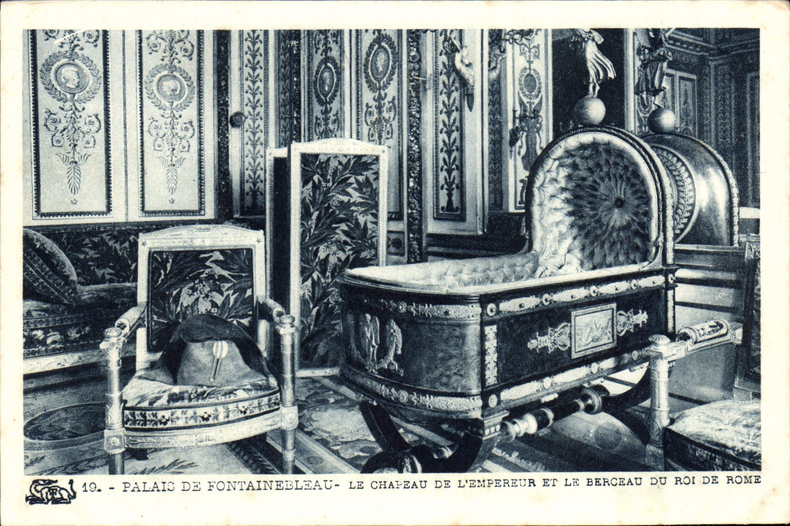 Palais de Fontainebleau — Le Chapeau de l'Empereur et le Berceau du Roi de Rome