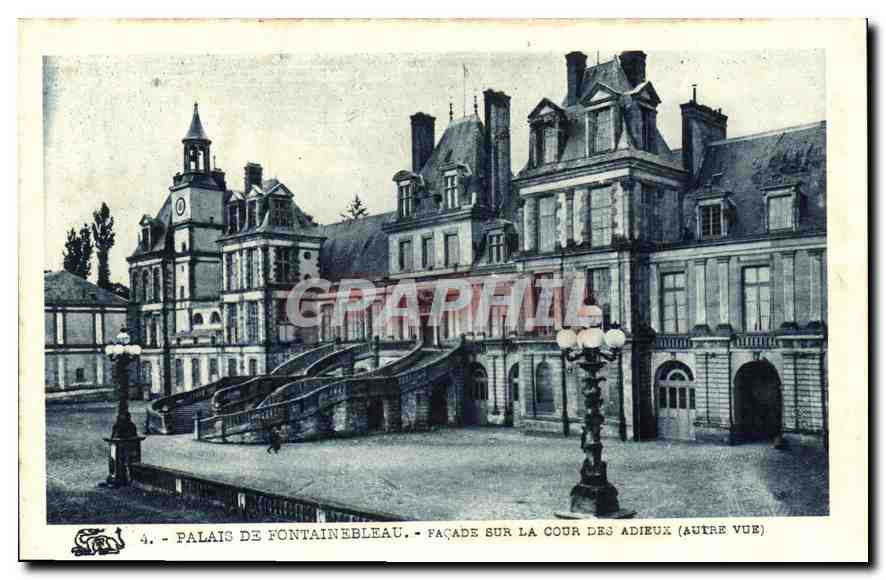 Palais de Fontainebleau — Façade sur la Cour des Adieux (autre vue) — Graphphil, n°4