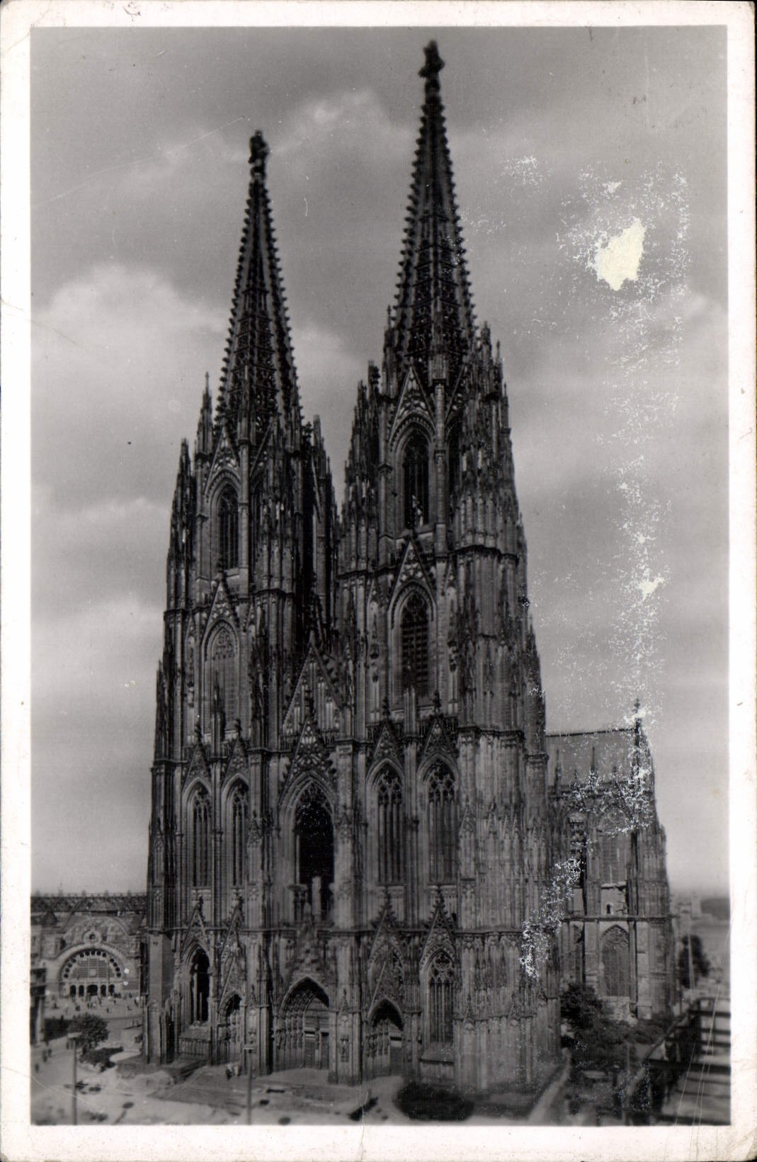 Cathédrale de Cologne — vue aérienne — éditeur inconnu, n° de série non visible