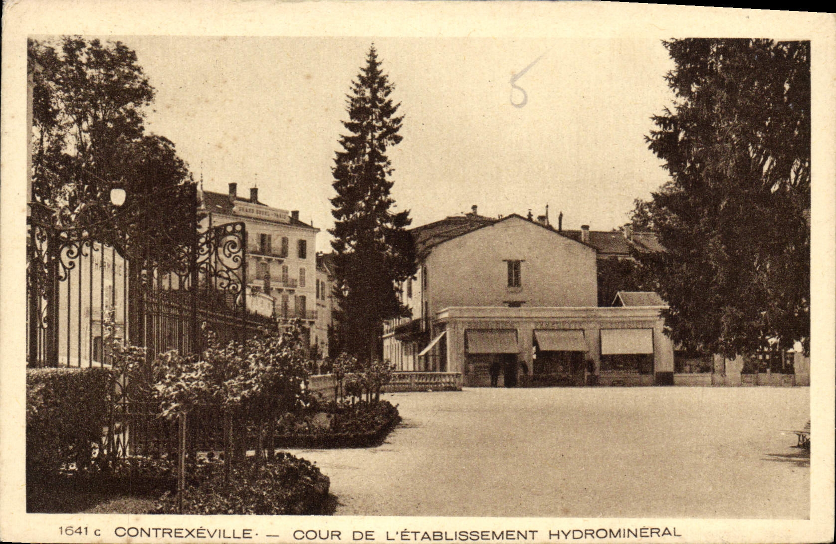 CPA Contrexeville cour de l'Etablissement Hydromineral 