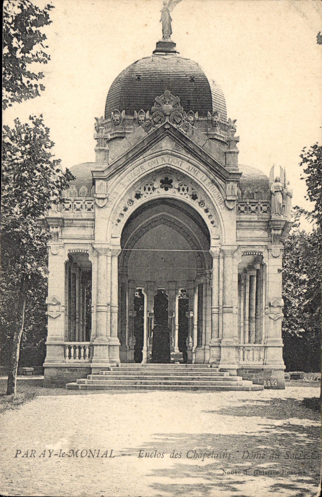 Paray-le-Monial — Enclos des Chapelains — Dôme de la Sainte Croix