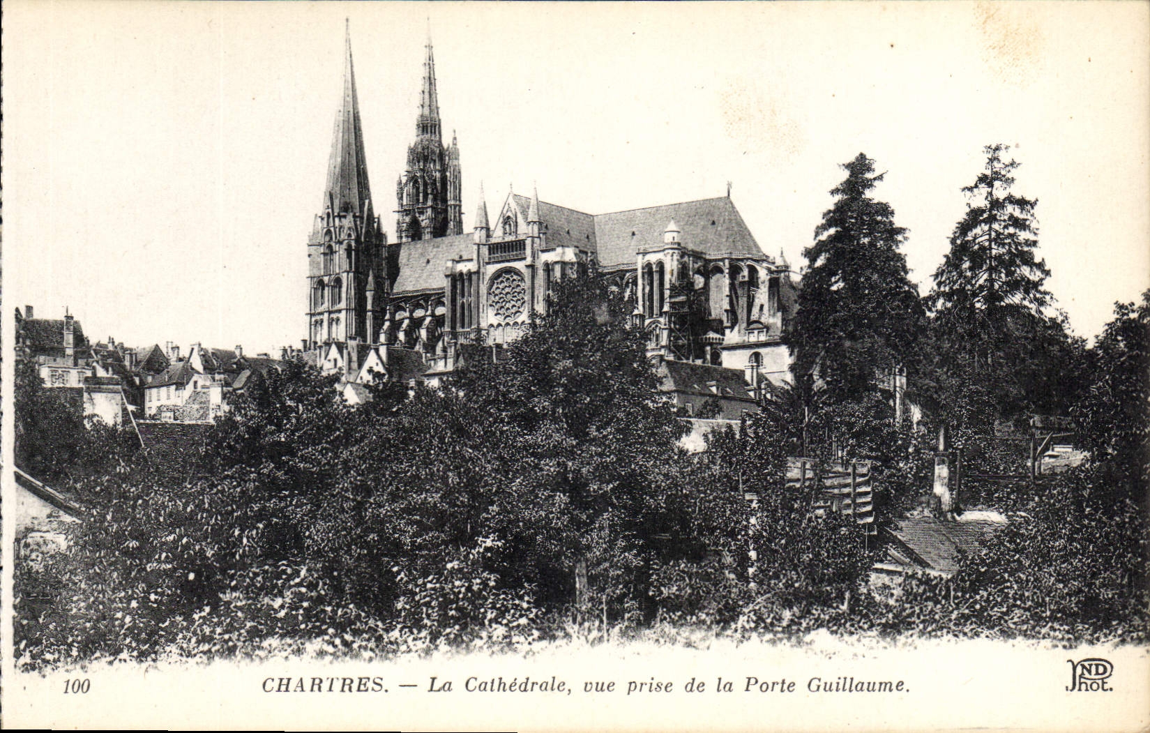 Chartres — La Cathédrale, vue prise de la Porte Guillaume — JND Phot.