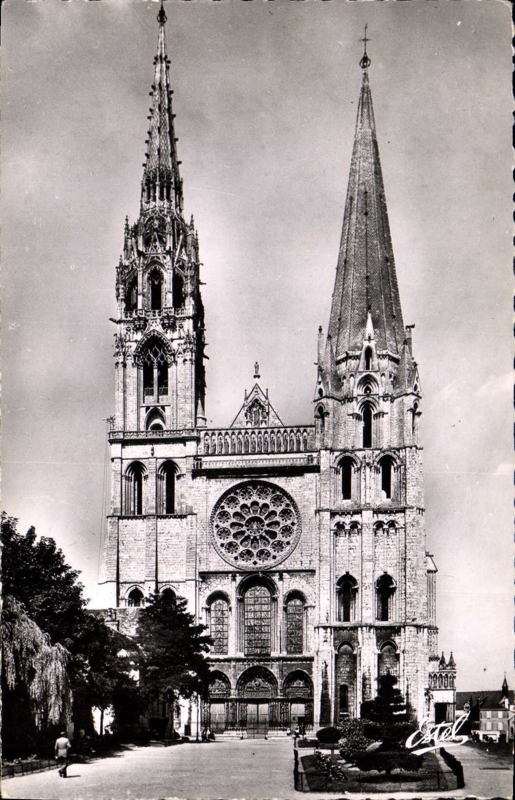 CPA La Cathedrale de Chartres La Facade Principale 