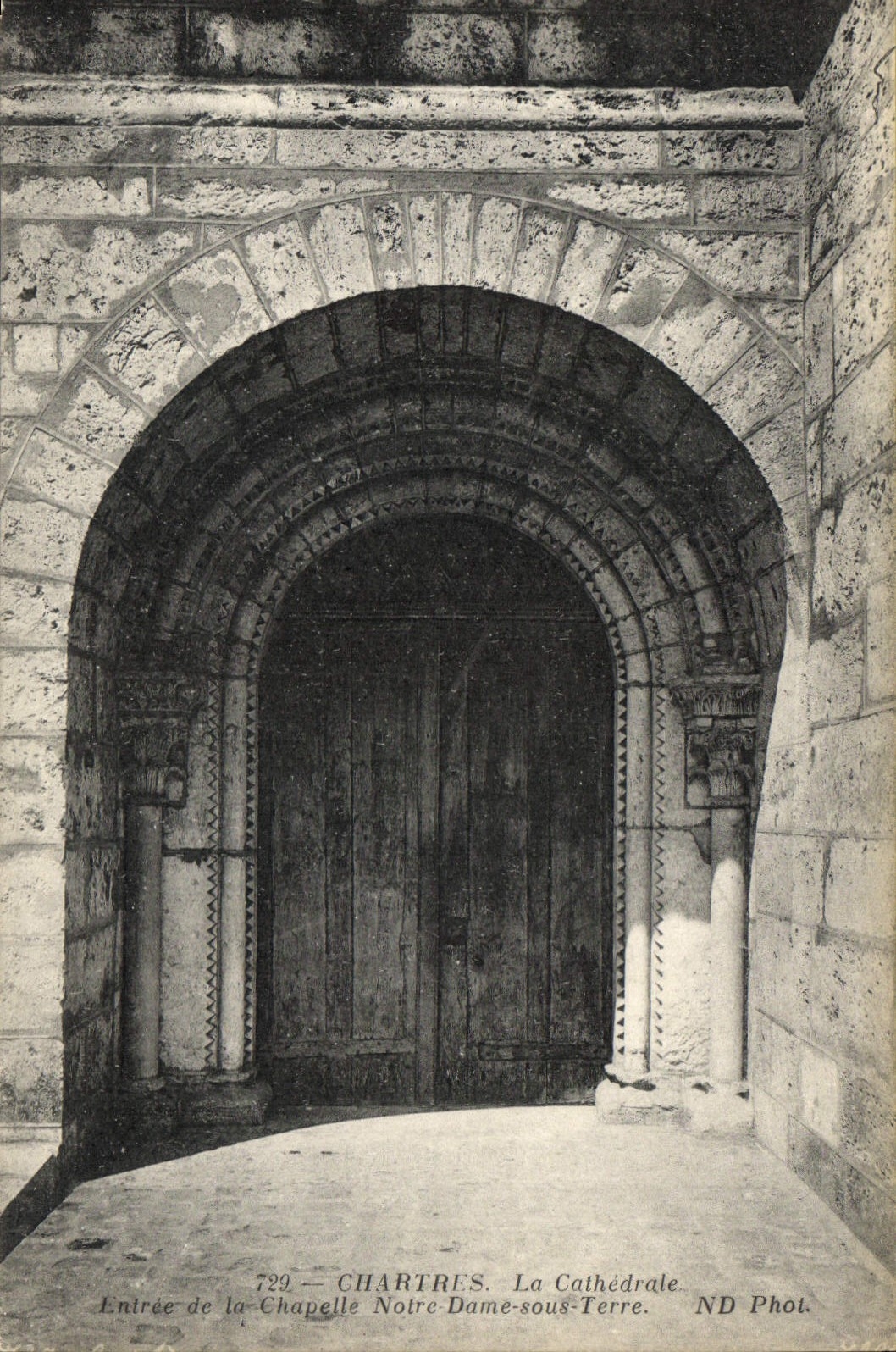 Chartres — Entrée de la Chapelle Notre-Dame-sous-Terre — ND Phot.