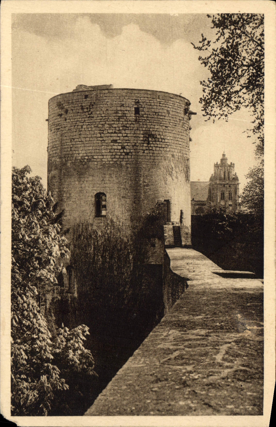 CPA Gisors Eure Les Murailles de la Ville et la tour dite du Prisonnier 