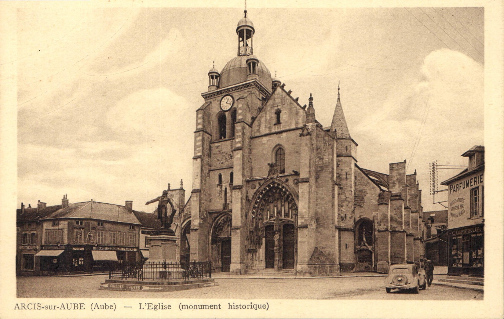 CPA Arcis sur Aube Aube L'Eglise monument historique Parfumerie