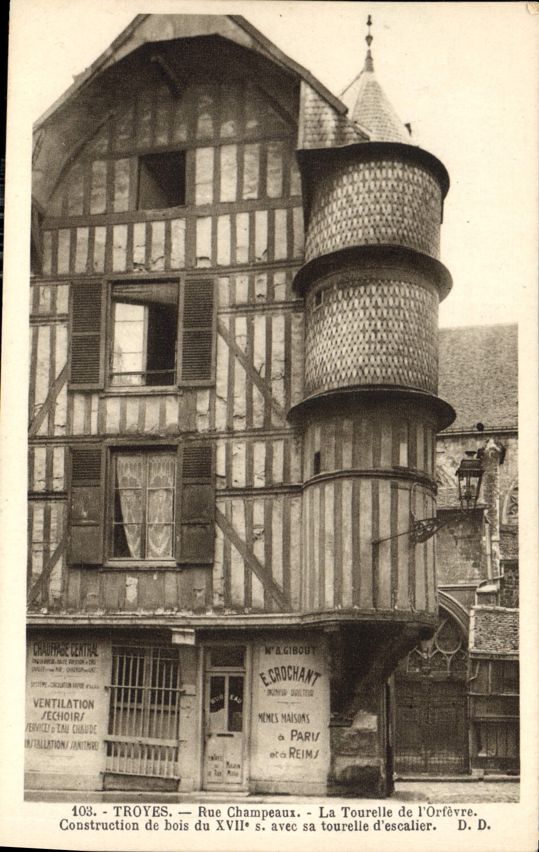 Troyes - Rue Champeaux - La Tourelle de l'Orfèvre. Construction de bois du XVIIe s. avec sa tourelle d'escalier. D. D.