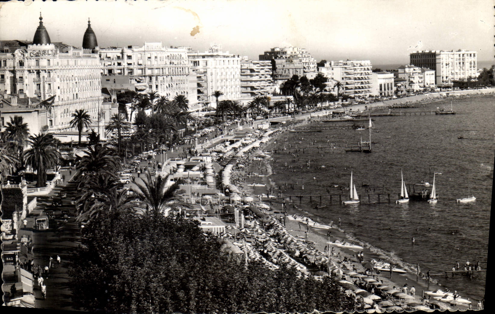 Cannes — Les Palaces et la Plage de la Croisette — Éditions Rella