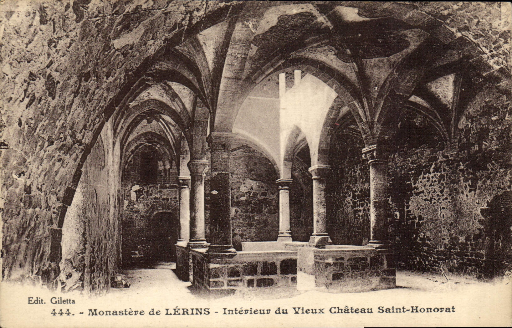 CPA Monastere de Lerins Interieur du Vieux Chateau Saint Honorat 