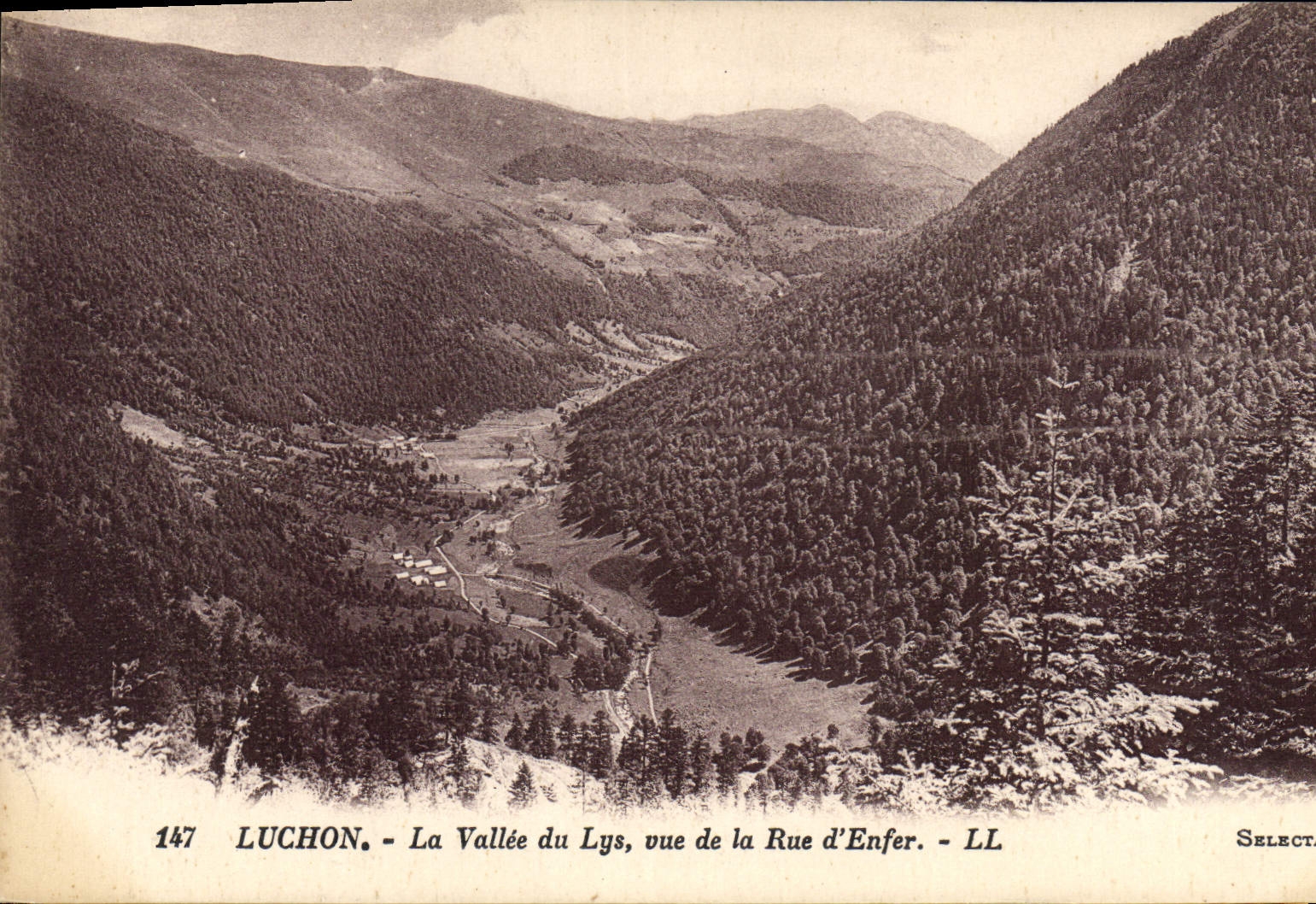 Luchon - La Vallée du Lys, vue de la Rue d'Enfer - LL