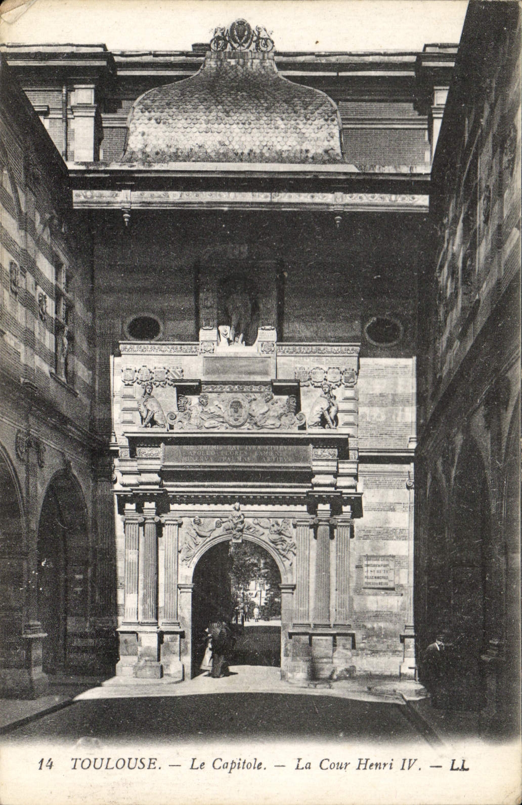 Toulouse — Le Capitole — La Cour Henri IV — LL