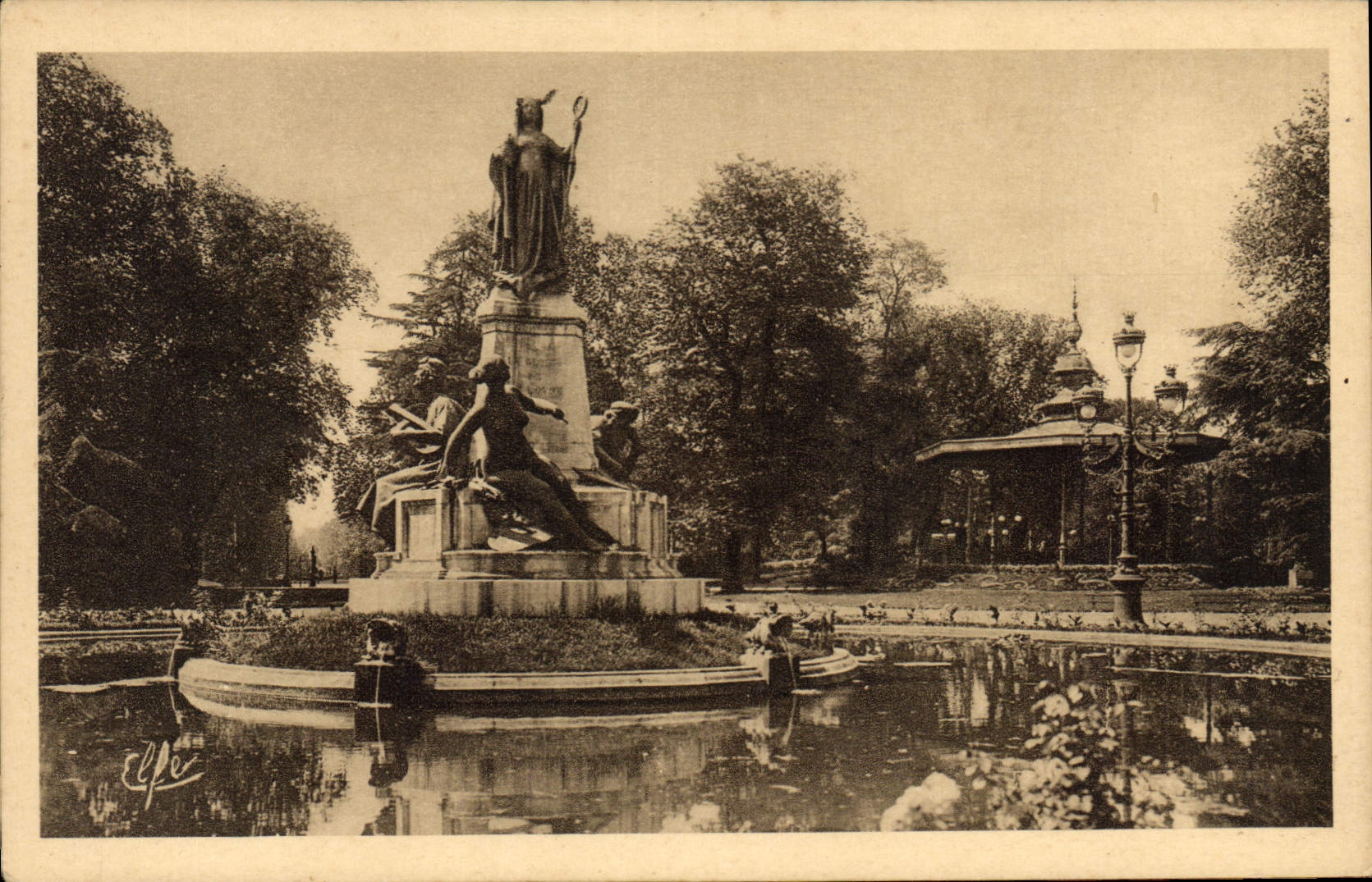 CPA Toulouse Bassin du Grand Rond Monument a la gloire de Toulouse