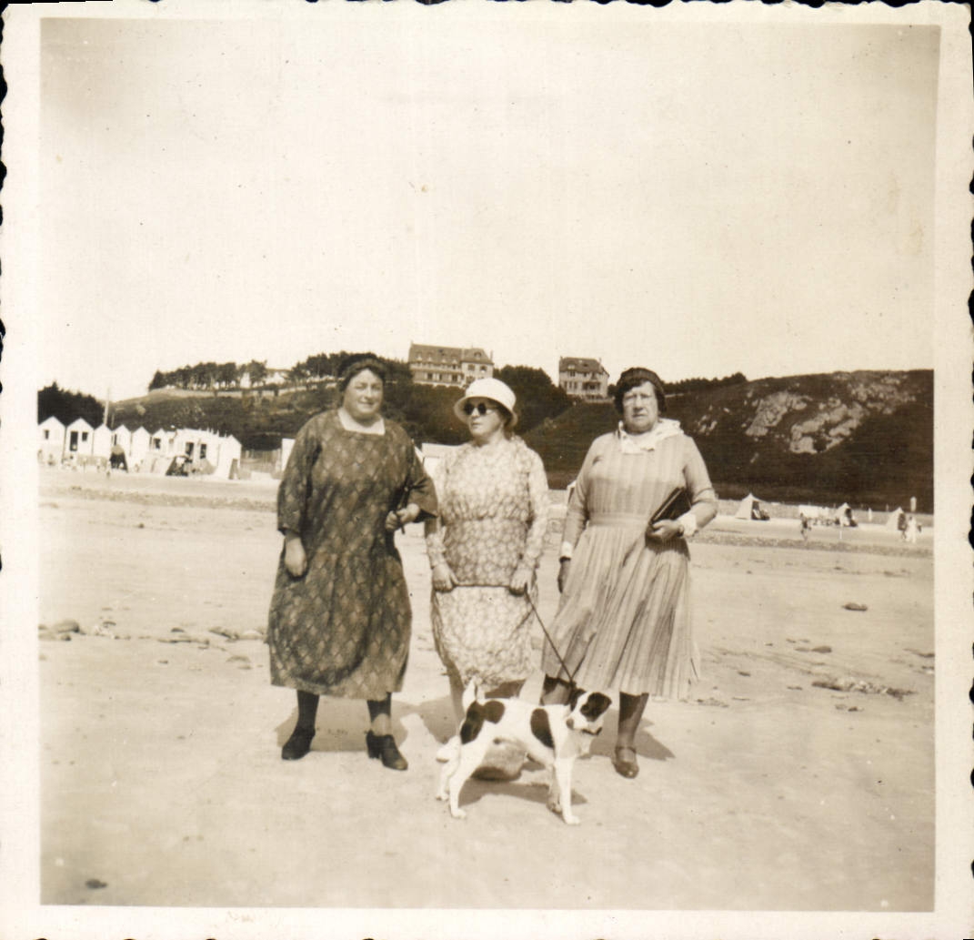 Trois femmes et un chien sur une plage — éditeur CPAPHIL, n° de série P 528