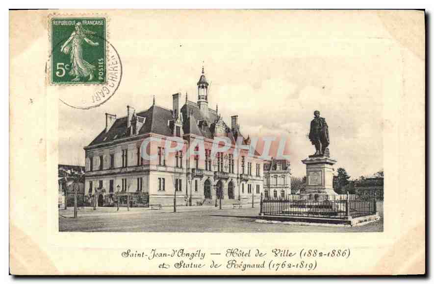 Saint-Jean-d'Angély — Hôtel de Ville (1882-1886) et Statue de Poignaud (1762-1819)