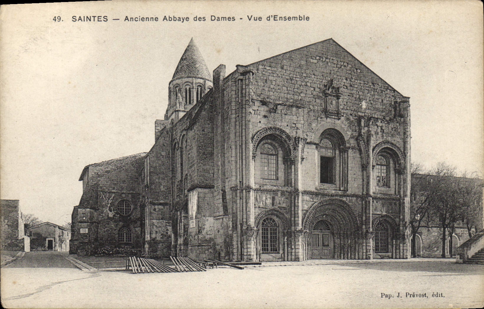 CPA Saintes Ancienne Abbaye des Dames Vue d'ensemble 